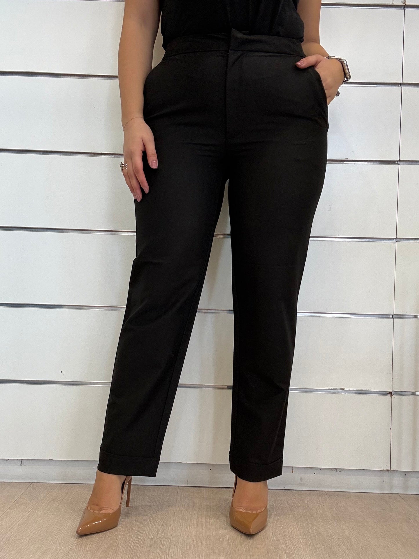 Pantalone nero dritto con rivolto di Molly Bracken, elegante e versatile per ogni occasione