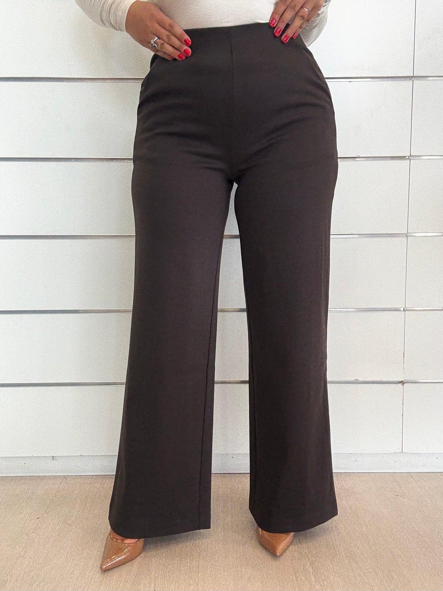 Pantalone palazzo a vita alta cioccolato con taglio elegante e comodo, ideale per ogni occasione