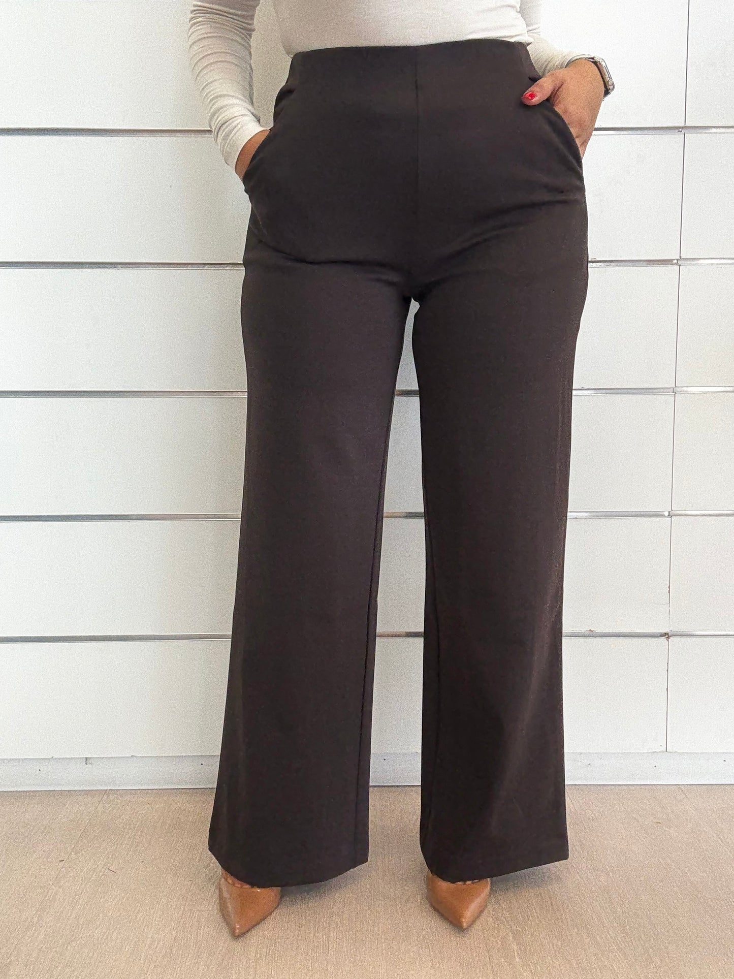 Pantalone palazzo a vita alta cioccolato di ICHI con tasche e taglio elegante