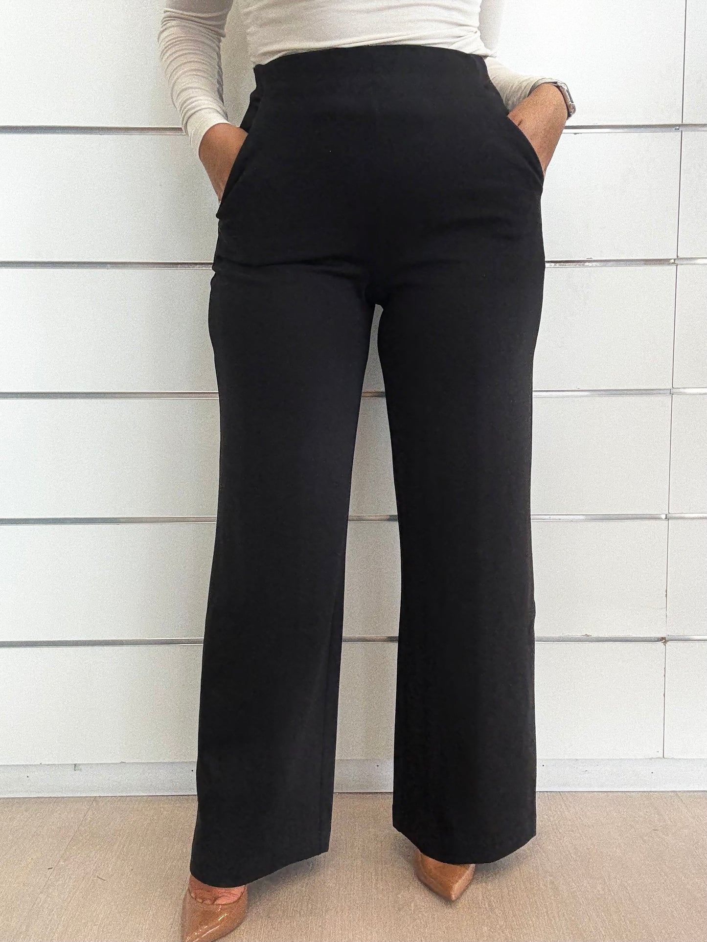 Pantalone palazzo a vita alta nero di ICHI con tasche e taglio elegante per un look moderno