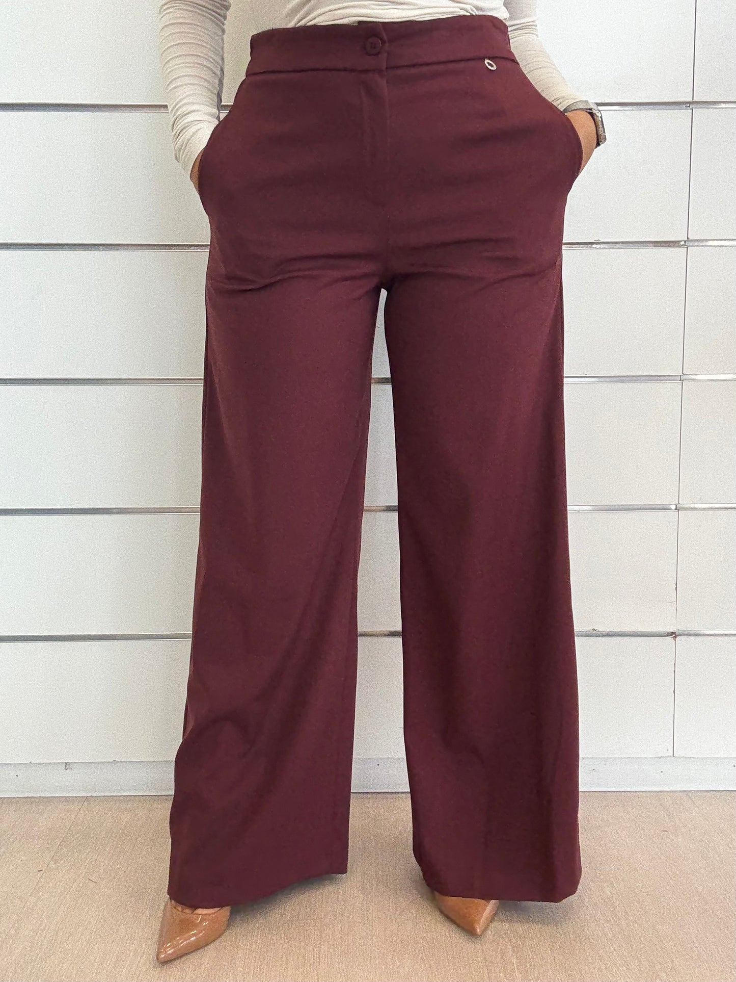 Pantalone palazzo bordeaux ECO con tasche e vestibilità ampia per un look elegante e alla moda