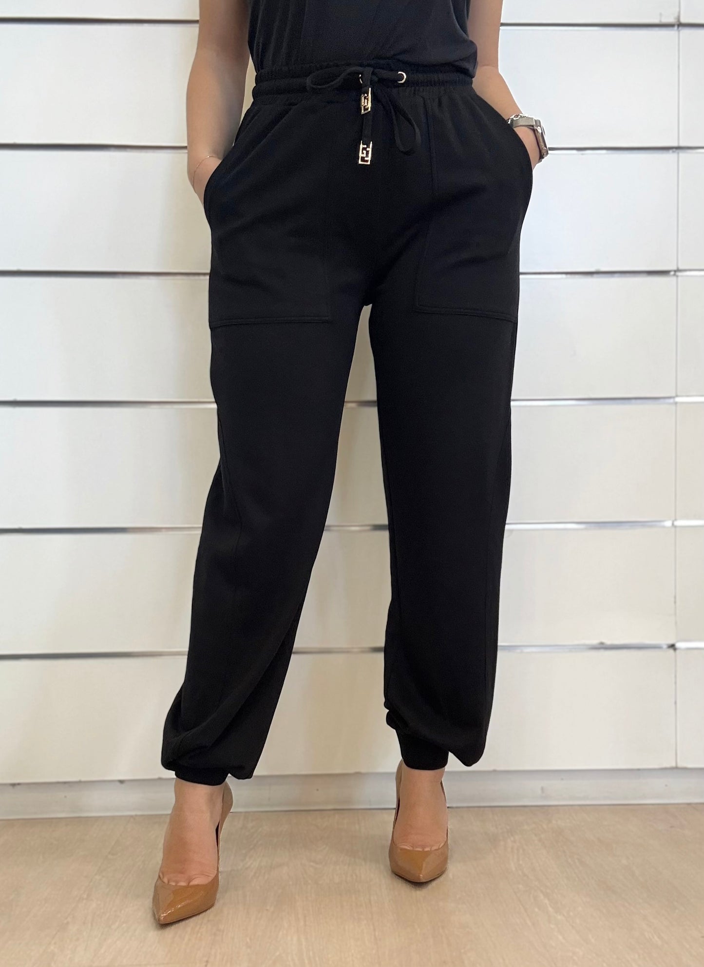 Pantaloni jogging nero da donna con coulisse logata, eleganti e comodi per il tempo libero