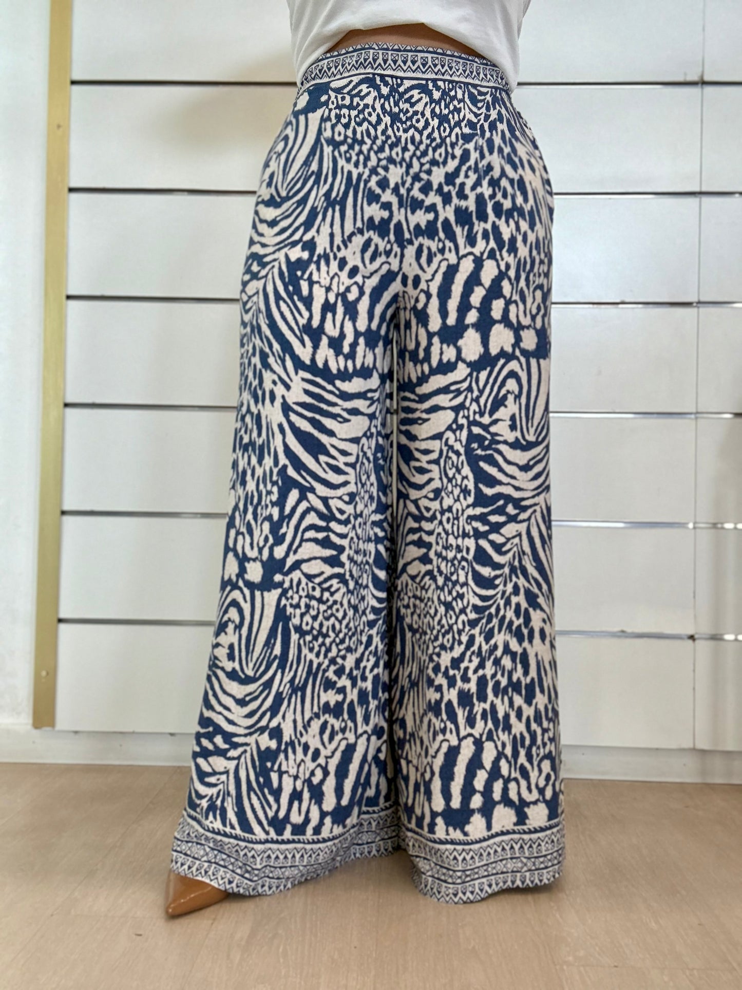 Pantaloni larghi zebrati di Molly Bracken con un design elegante e comodo, perfetti per ogni occasione