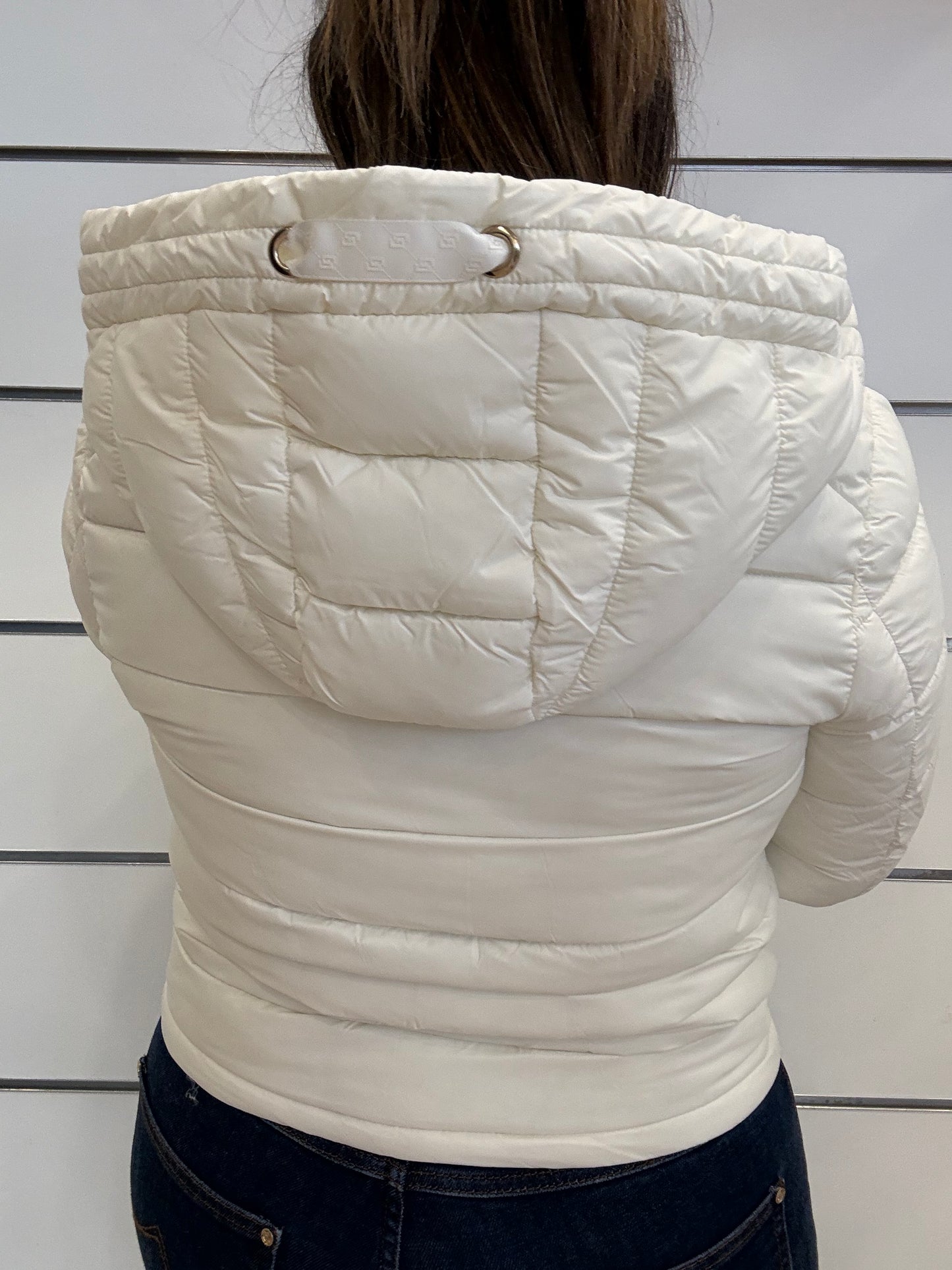 Piumino bianco da donna con cappuccio e zip vista posteriore con dettagli eleganti