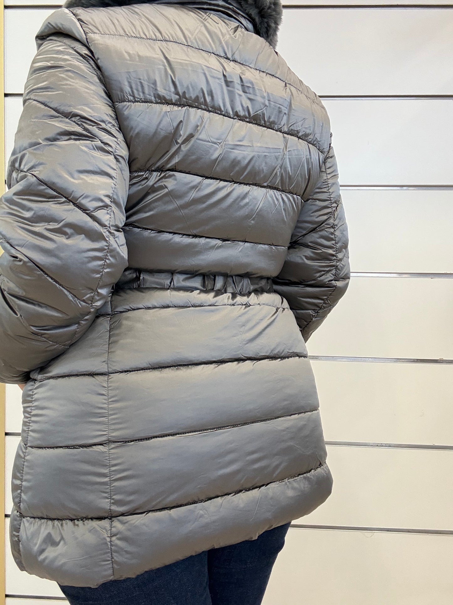 Piumino corto da donna con pelliccia e cintura in grigio, design elegante e confortevole