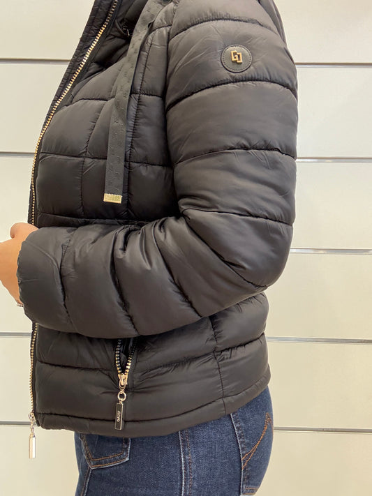 Piumino nero da donna con cappuccio e zip, design elegante e comodo per l'inverno