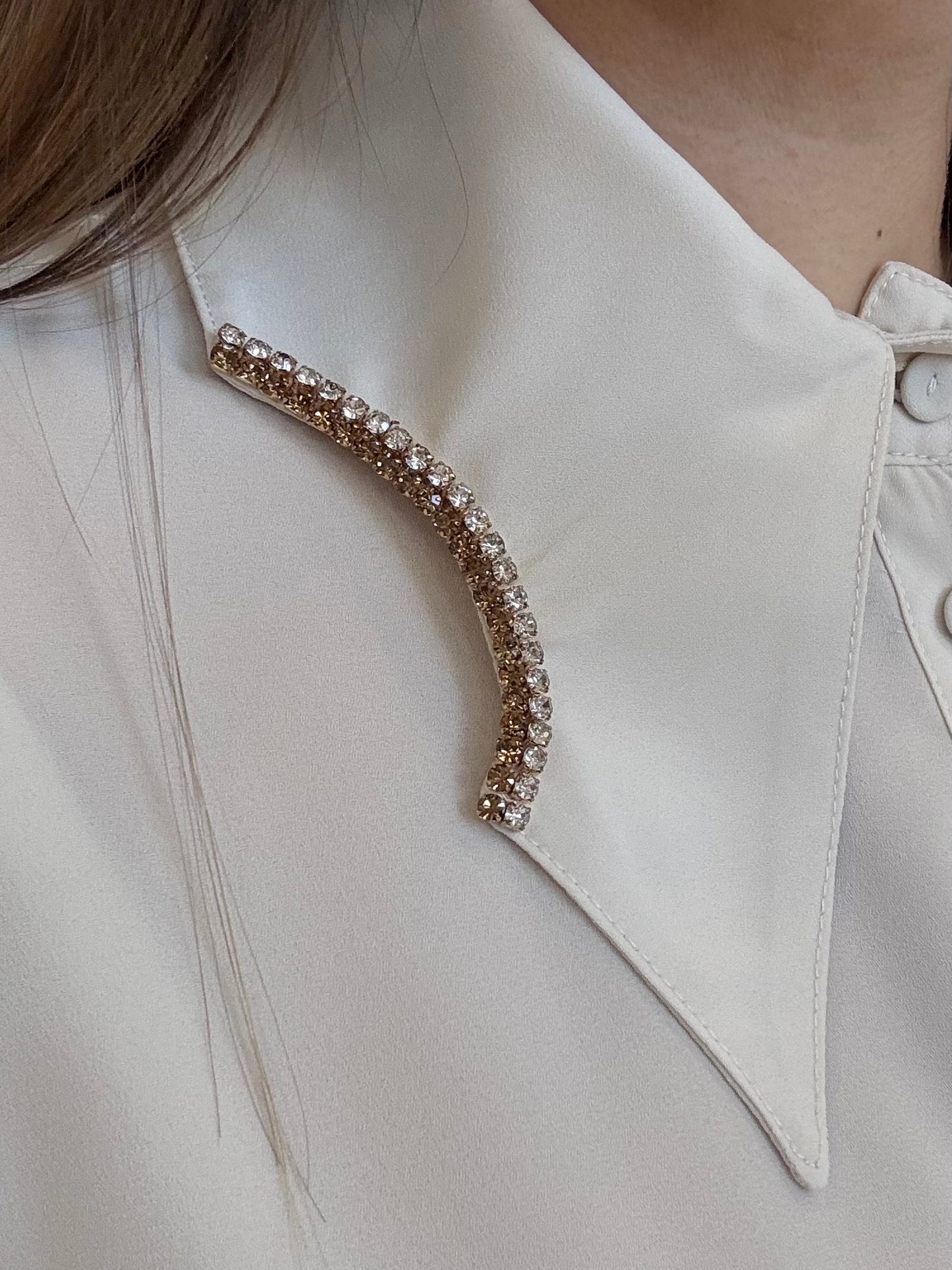 Polo da donna con maxi colletto e strass di Gaudì con dettagli luccicanti sul colletto