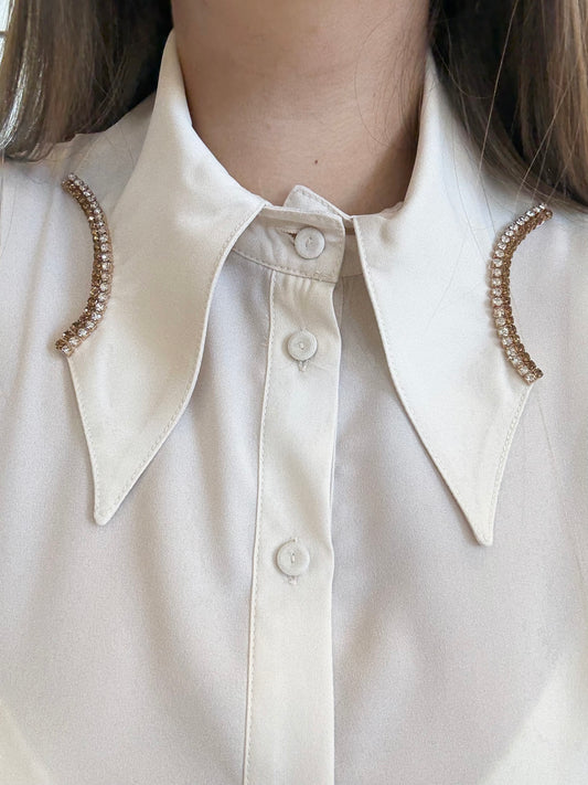 Polo da donna con maxi colletto e strass di Gaudì, dettagli in strass sul colletto elegante