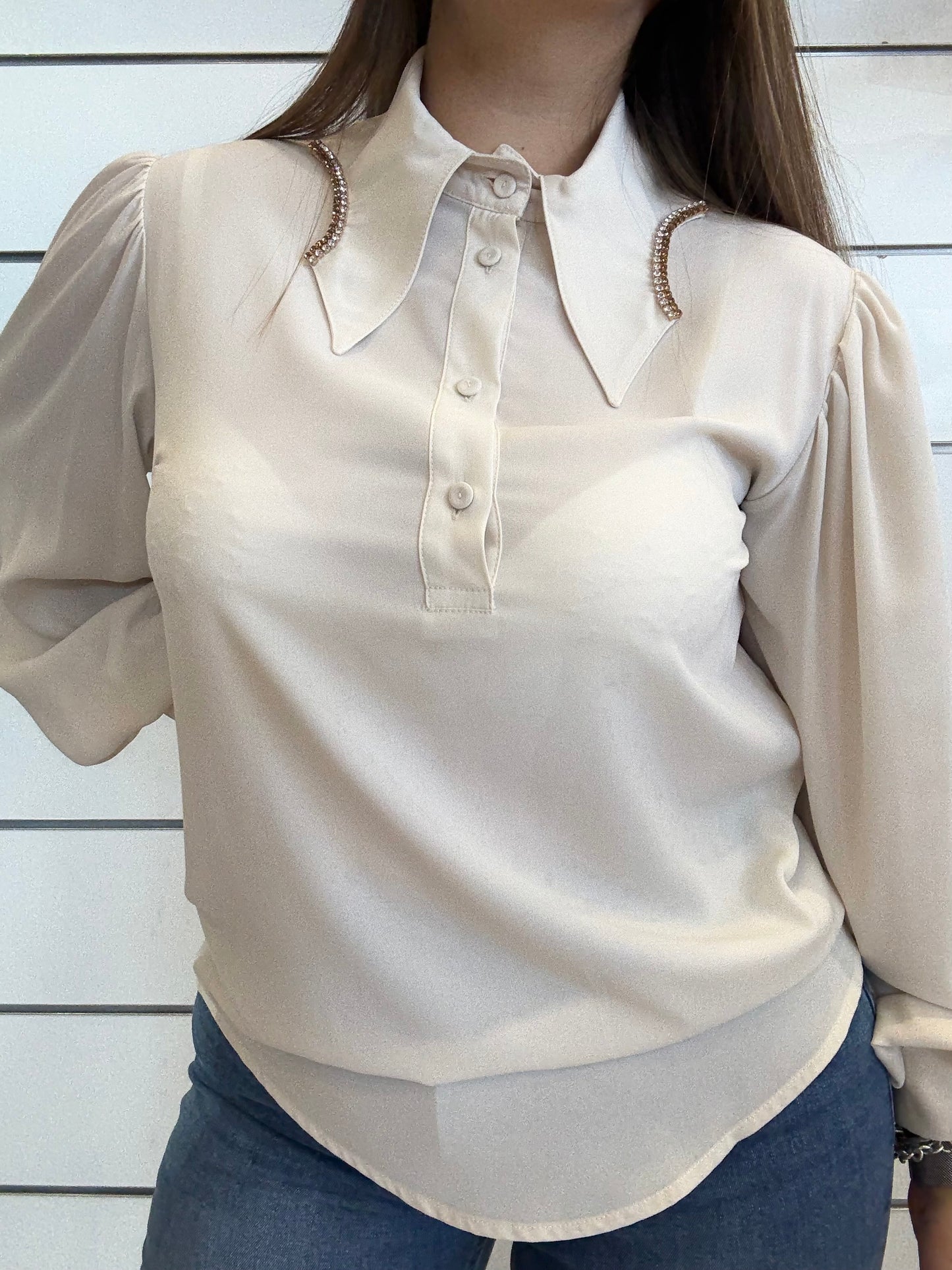 Polo da donna con maxi colletto e strass di Gaudì, elegante e alla moda per ogni occasione