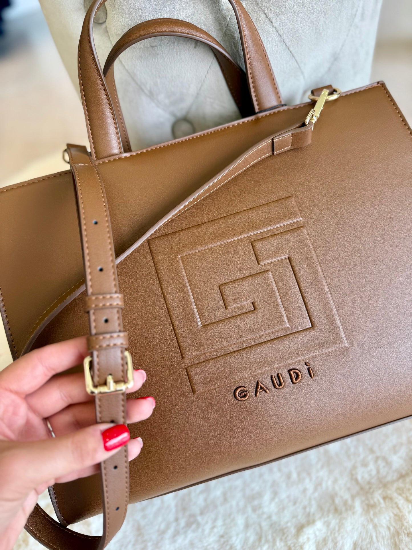 Shopping bag marrone con logo Gaudì, elegante borsa tote con manici e tracolla regolabile