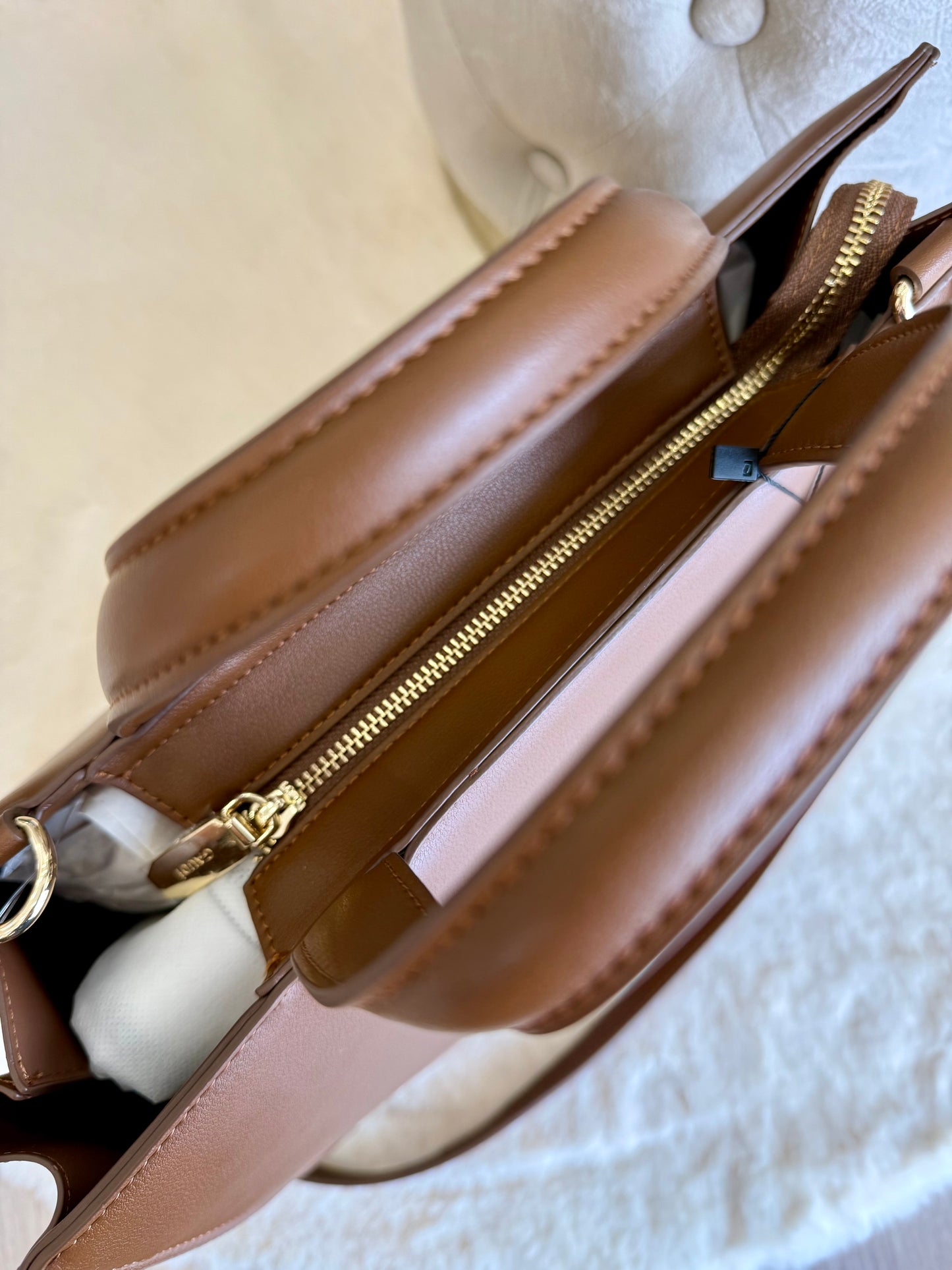 Borsa tote bag marrone con logo, dettagli dorati e ampia apertura per shopping e uso quotidiano