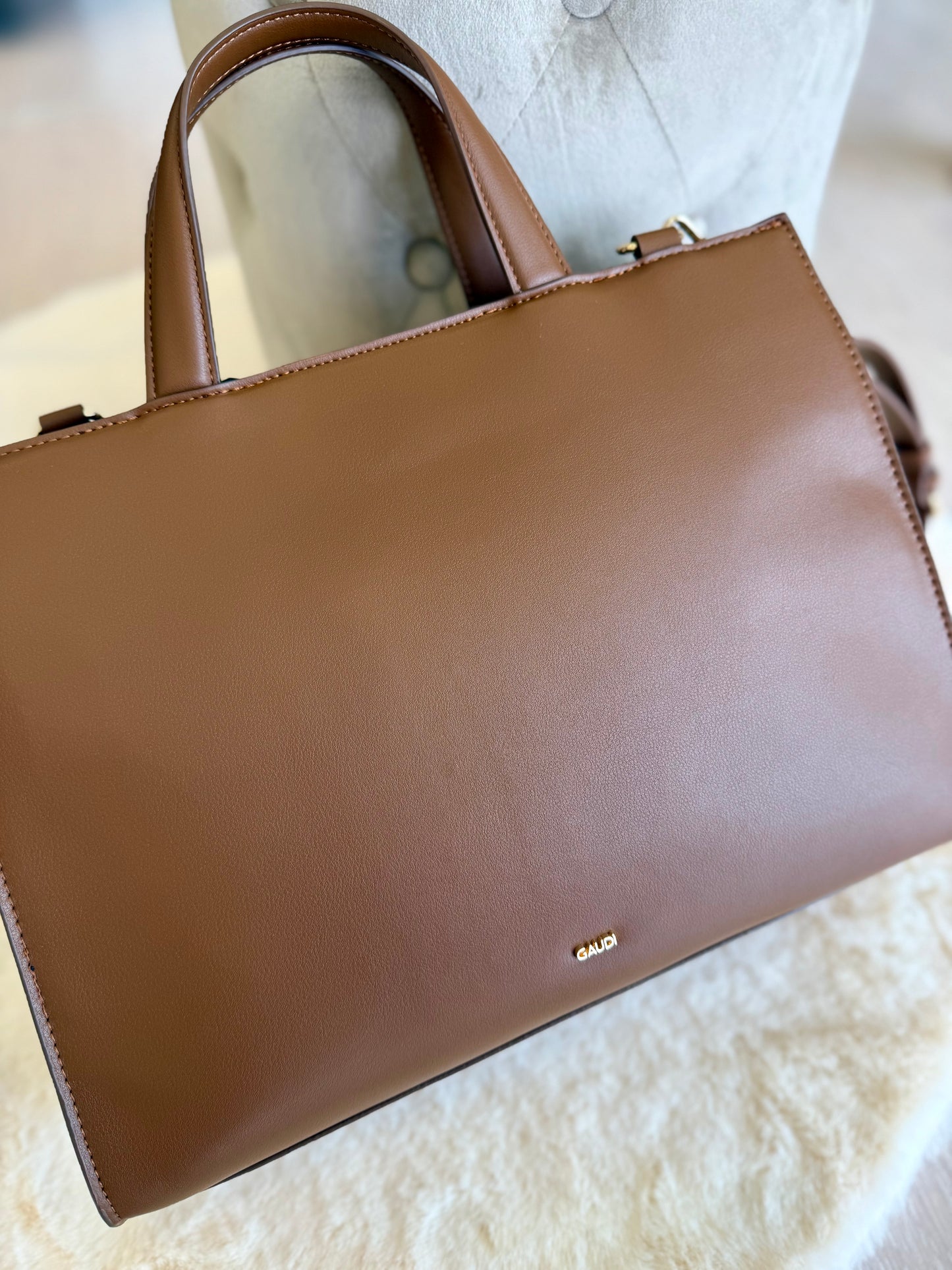 Borsa tote bag marrone con logo Gaudì, elegante e spaziosa per shopping quotidiano