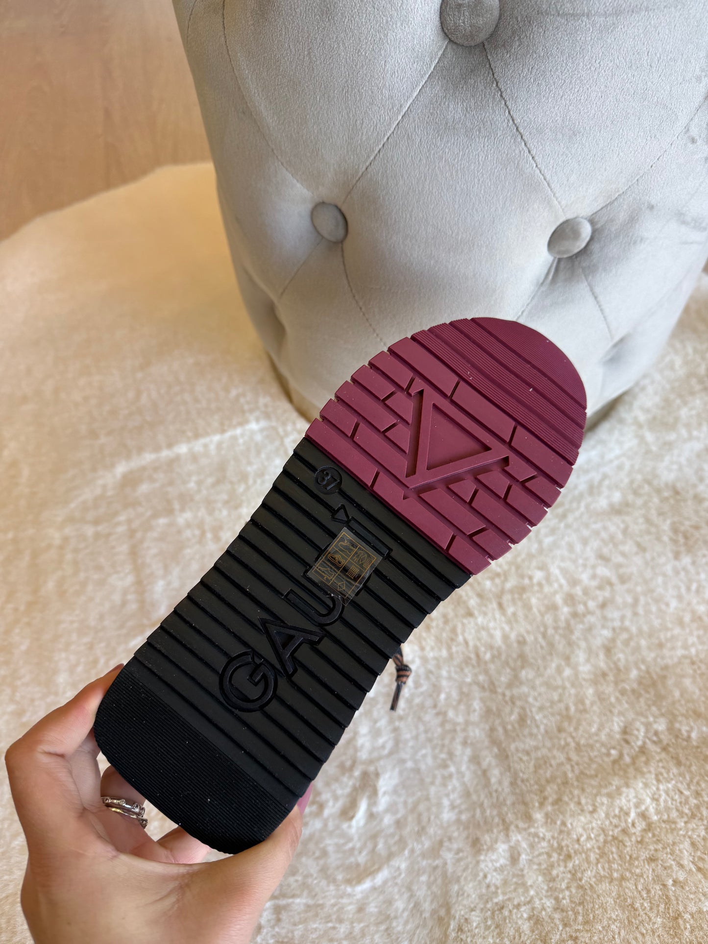 Sole delle sneakers donna pelle scamosciata Gaudì con design antiscivolo e colore vivace