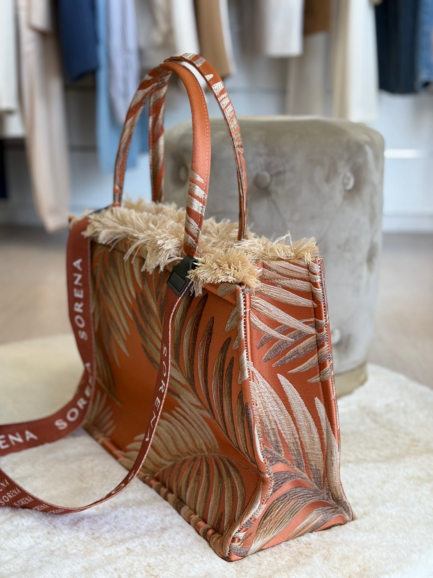 Sorena borsa a mano in pelle con design a foglie e tracolla regolabile per un look elegante e moderno