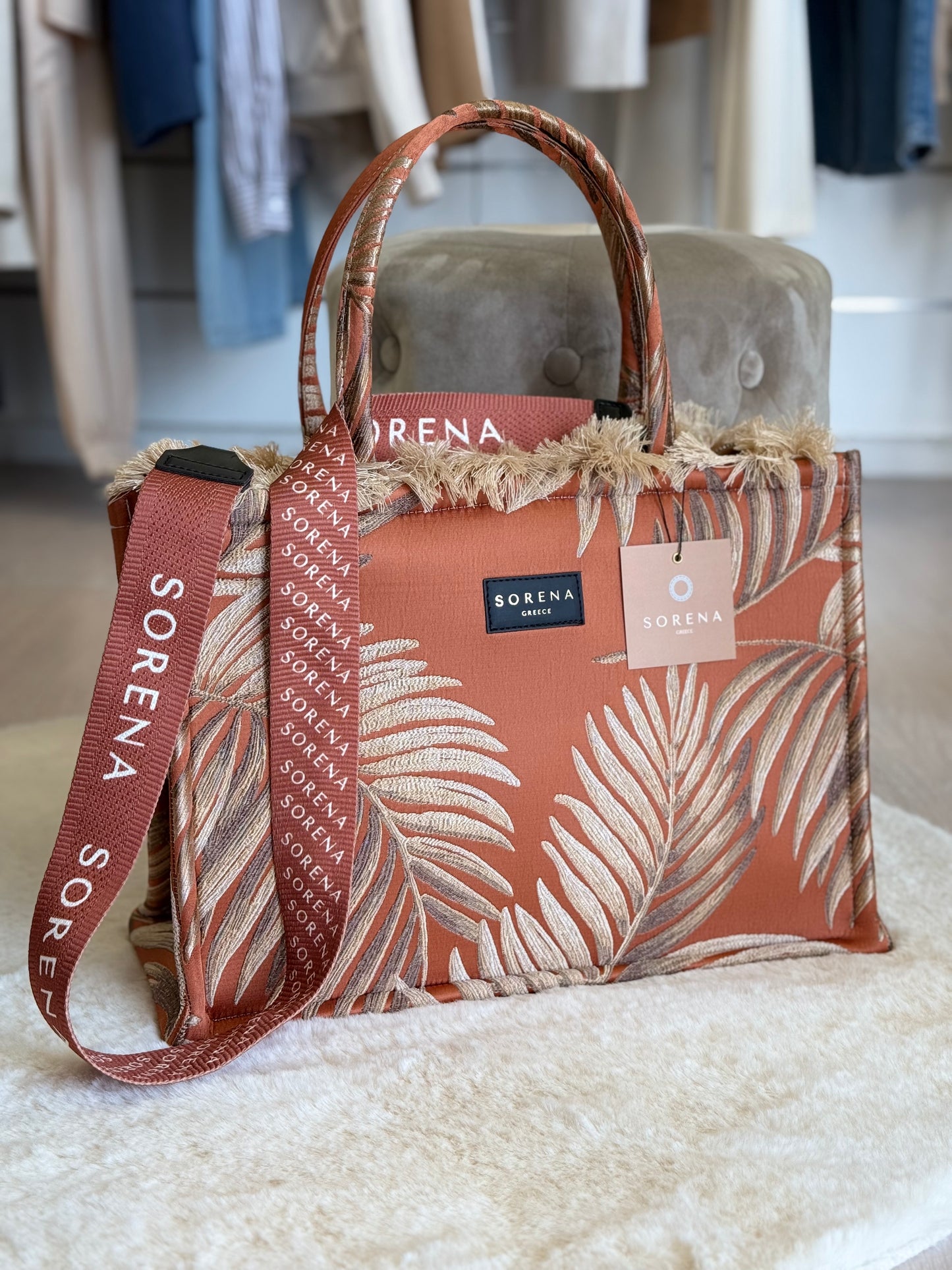 Sorena borsa a mano con stampa a foglia in tonalità terracotta e tracolla abbinata