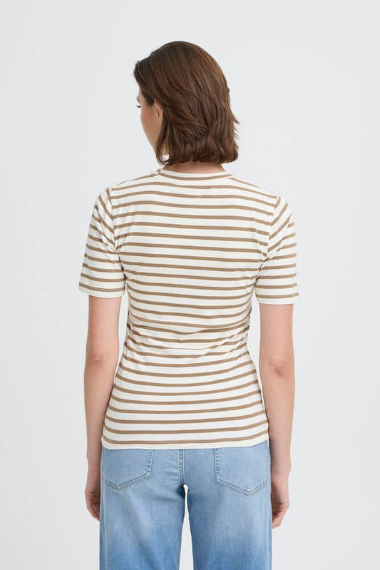T-shirt a righe beige di ICHI con maniche corte e design moderno visto da dietro