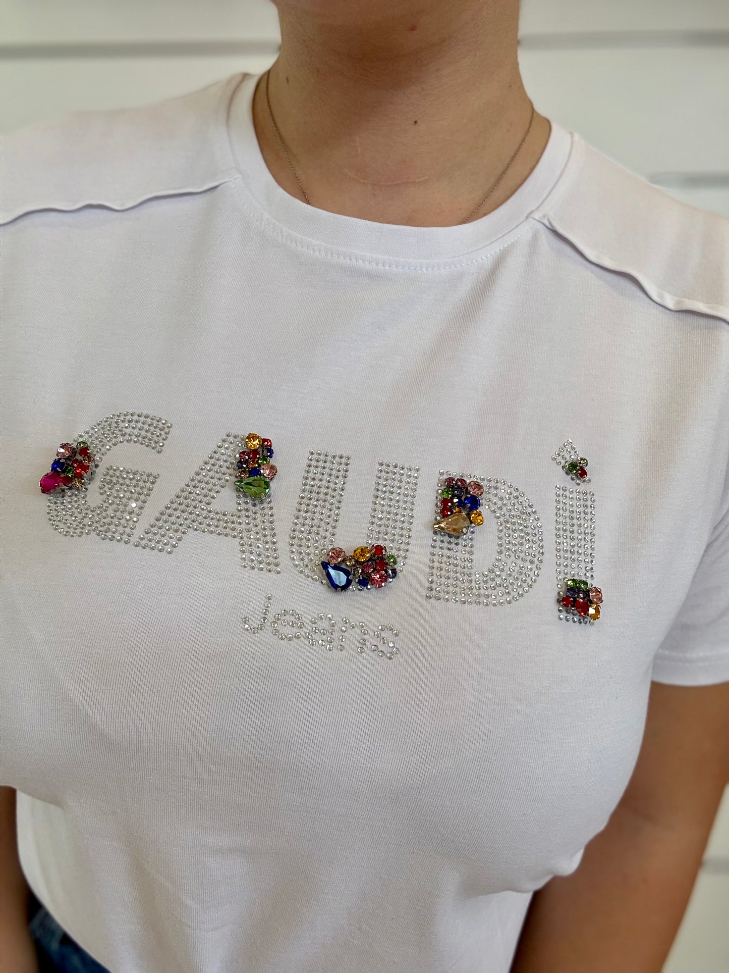 T-shirt donna bianca con logo e strass di Gaudì con decorazioni colorate e design elegante