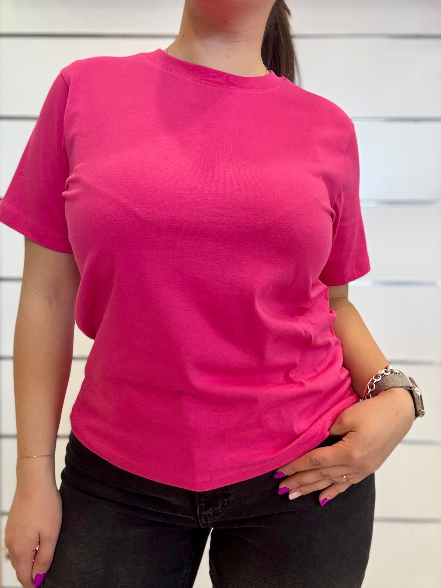 T-shirt girocollo fucsia in cotone morbido, ideale per un look casual e alla moda