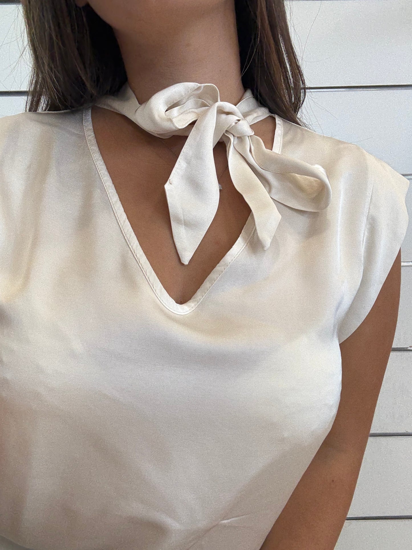 T-shirt madreperla con fiocco in viscosa, dal design elegante e versatile per ogni occasione