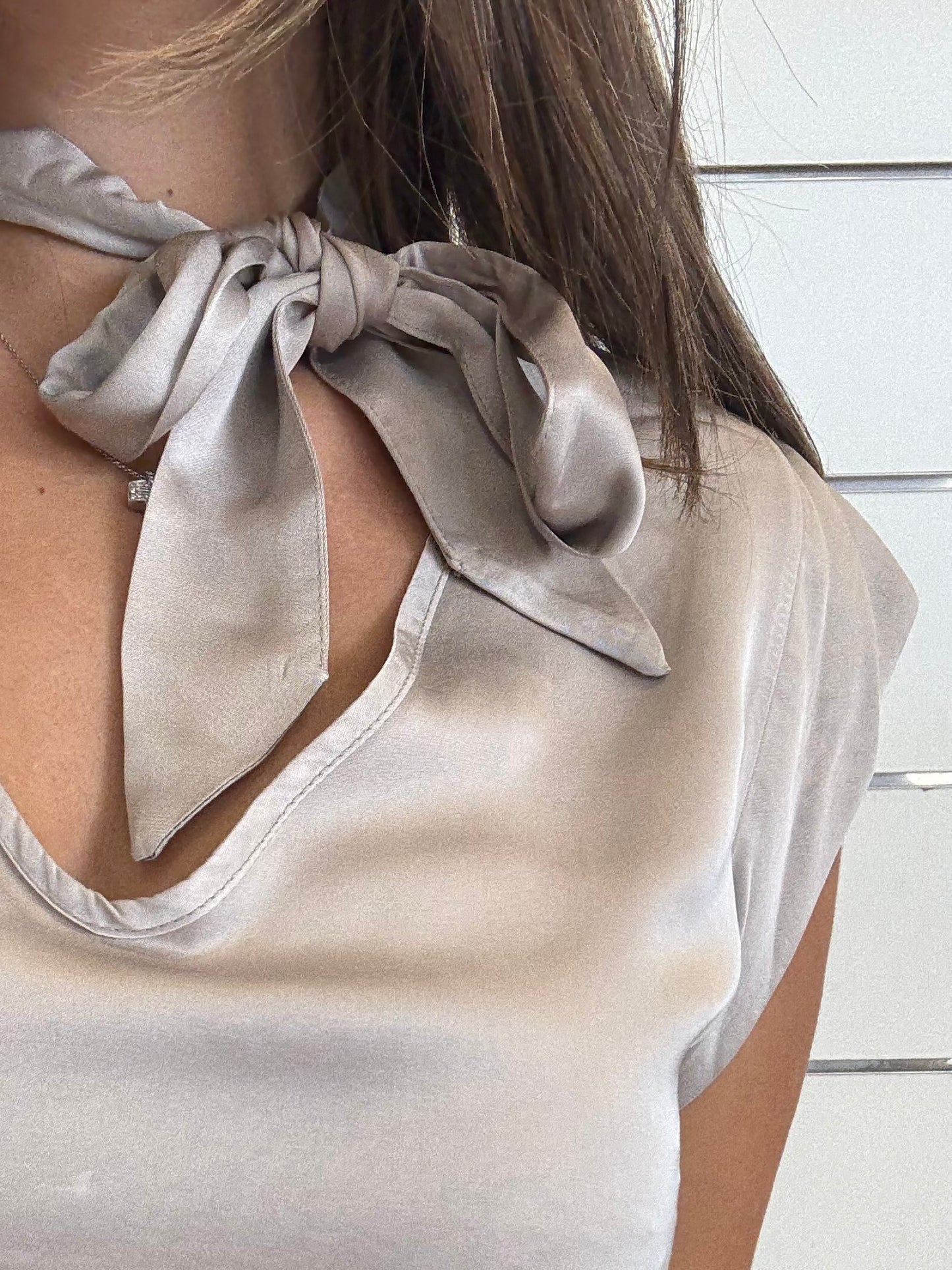 T-shirt rosa con fiocco in viscosa al 100% con scollo a V e maniche corte