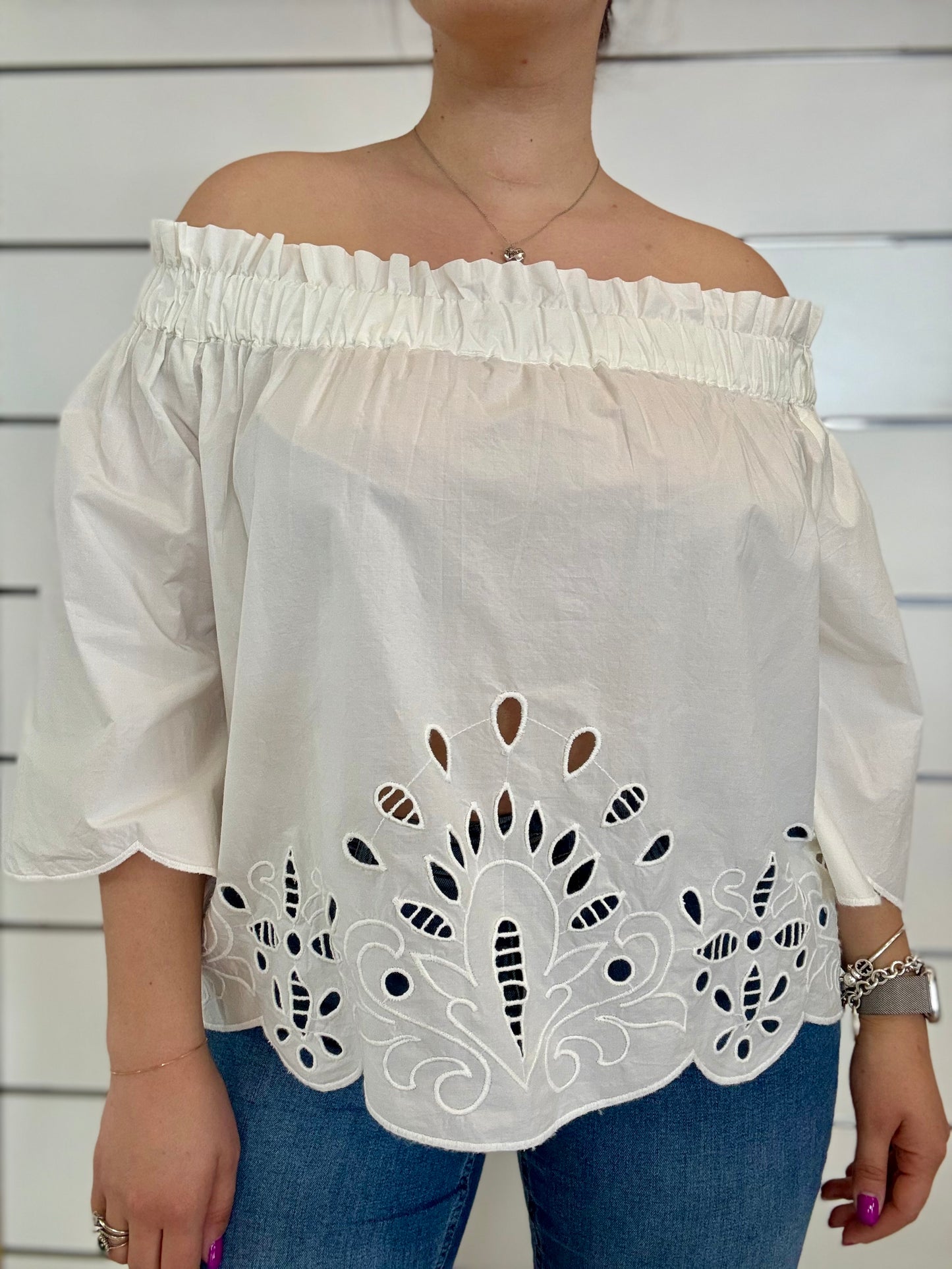 Top da donna bianco off the shoulder di Gaudì con ricami e maniche a palloncino
