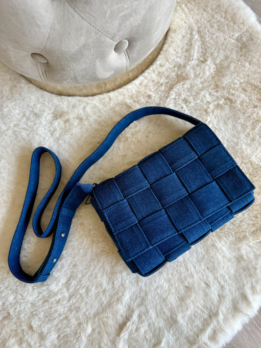 Tracollina di Jeans ICHI con design intrecciato in denim blu, perfetta per ogni occasione