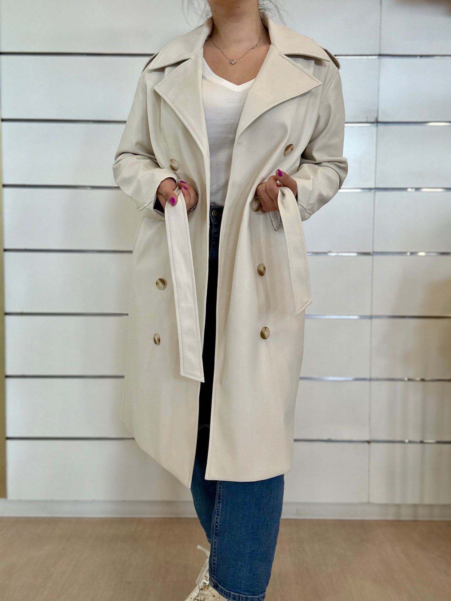 Trench in ecopelle panna di RINO E PELLE con bottoni e cintura, stile elegante e moderno