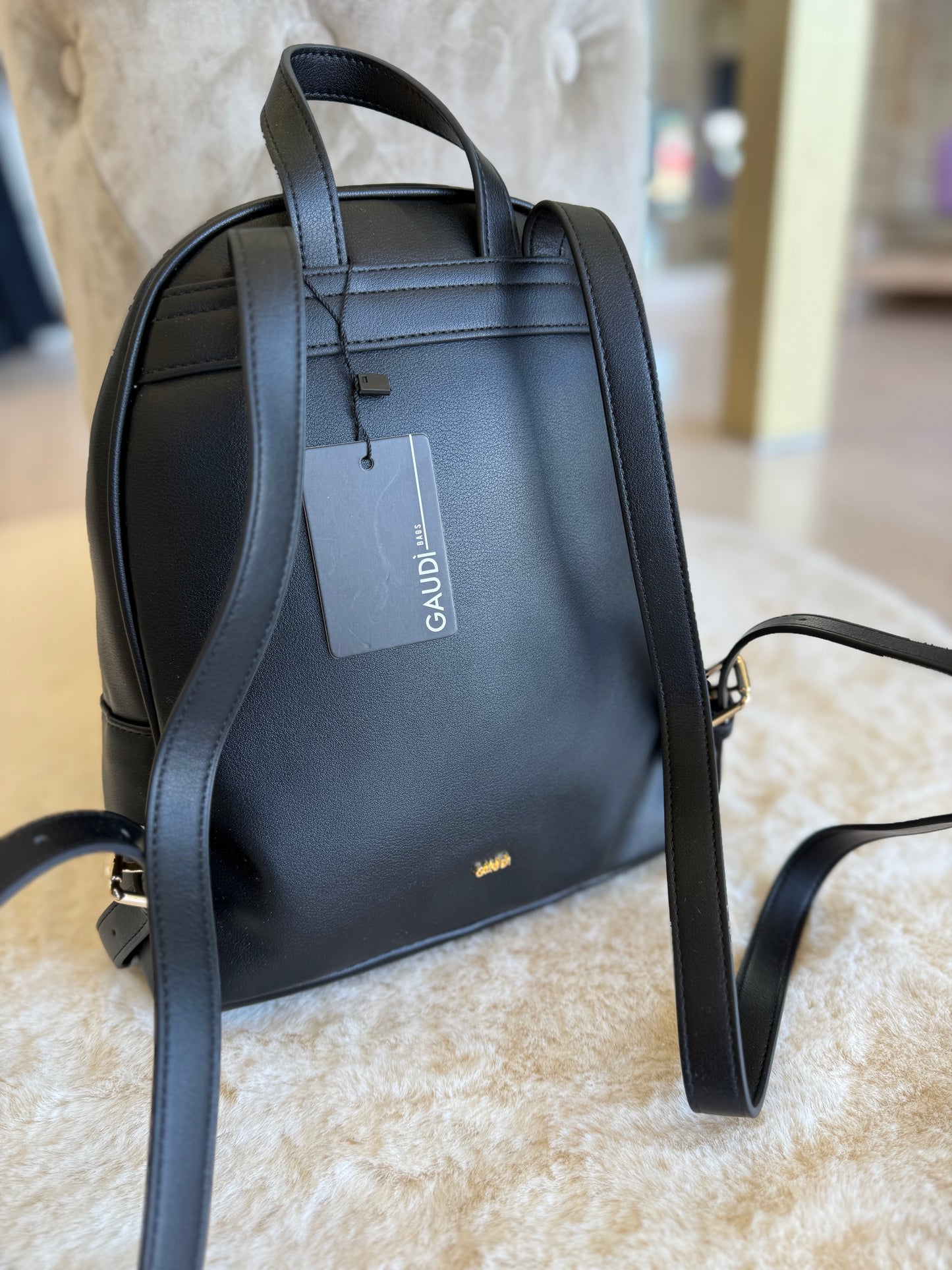 Zaino nero in similpelle di Gaudì con manici e tracolla regolabile elegante e versatile