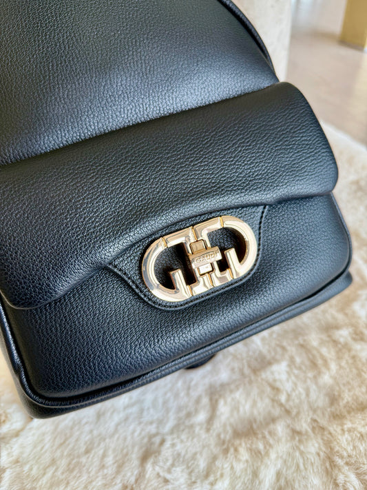 Zaino nero in similpelle di Gaudì con chiusura decorativa in metallo dorato