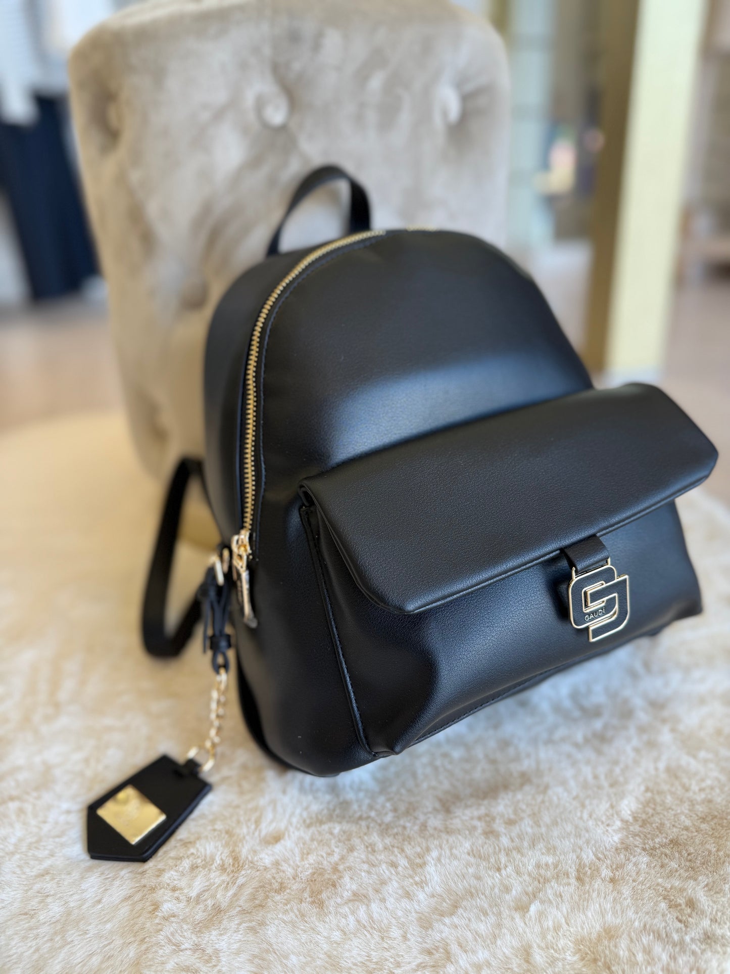 Zaino nero in similpelle di Gaudì con chiusura elegante e tracolla regolabile
