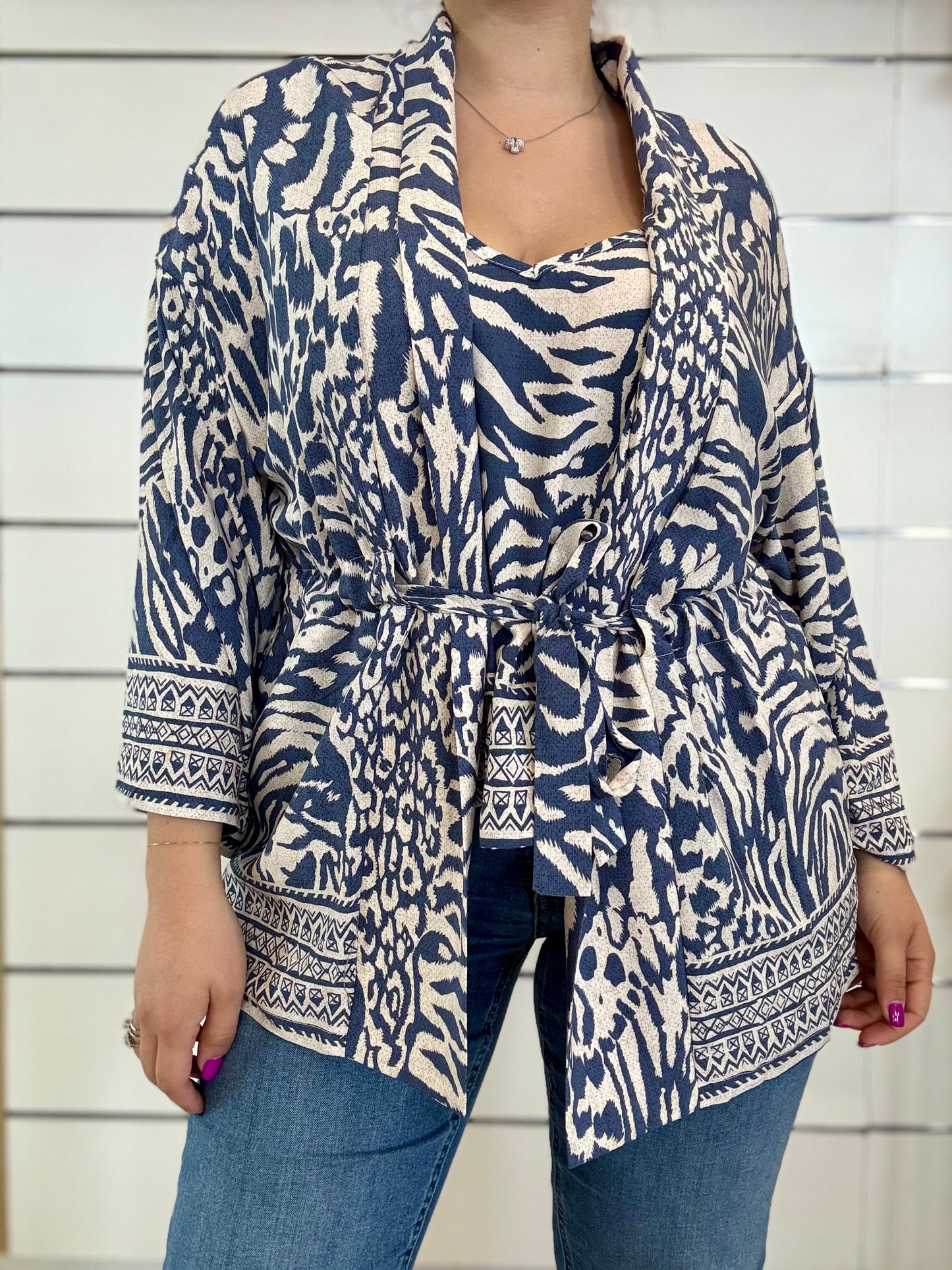 Kimono fantasia Zebra kimono in tonalità blu e bianco con dettagli eleganti e cintura in vita