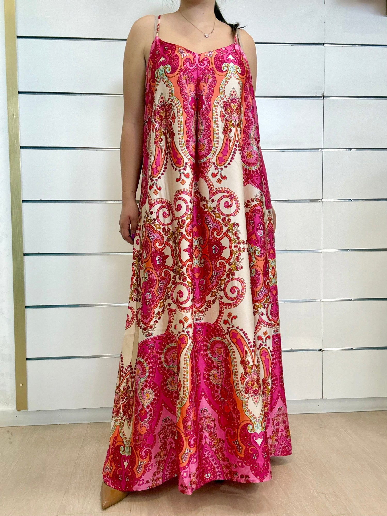Abito elegante della collezione ABITI E TAILLEUR, dalla silhouette ampia e raffinata, perfetto per ogni occasione