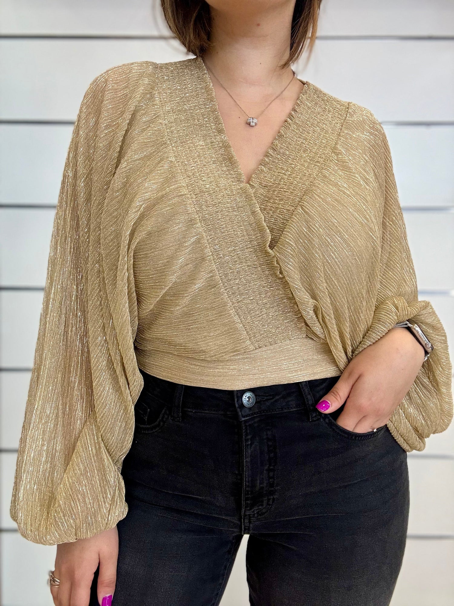 Collezione BLAZER E CAMICIE con un elegante gilet in denim sopra una camicia bianca per un look raffinato