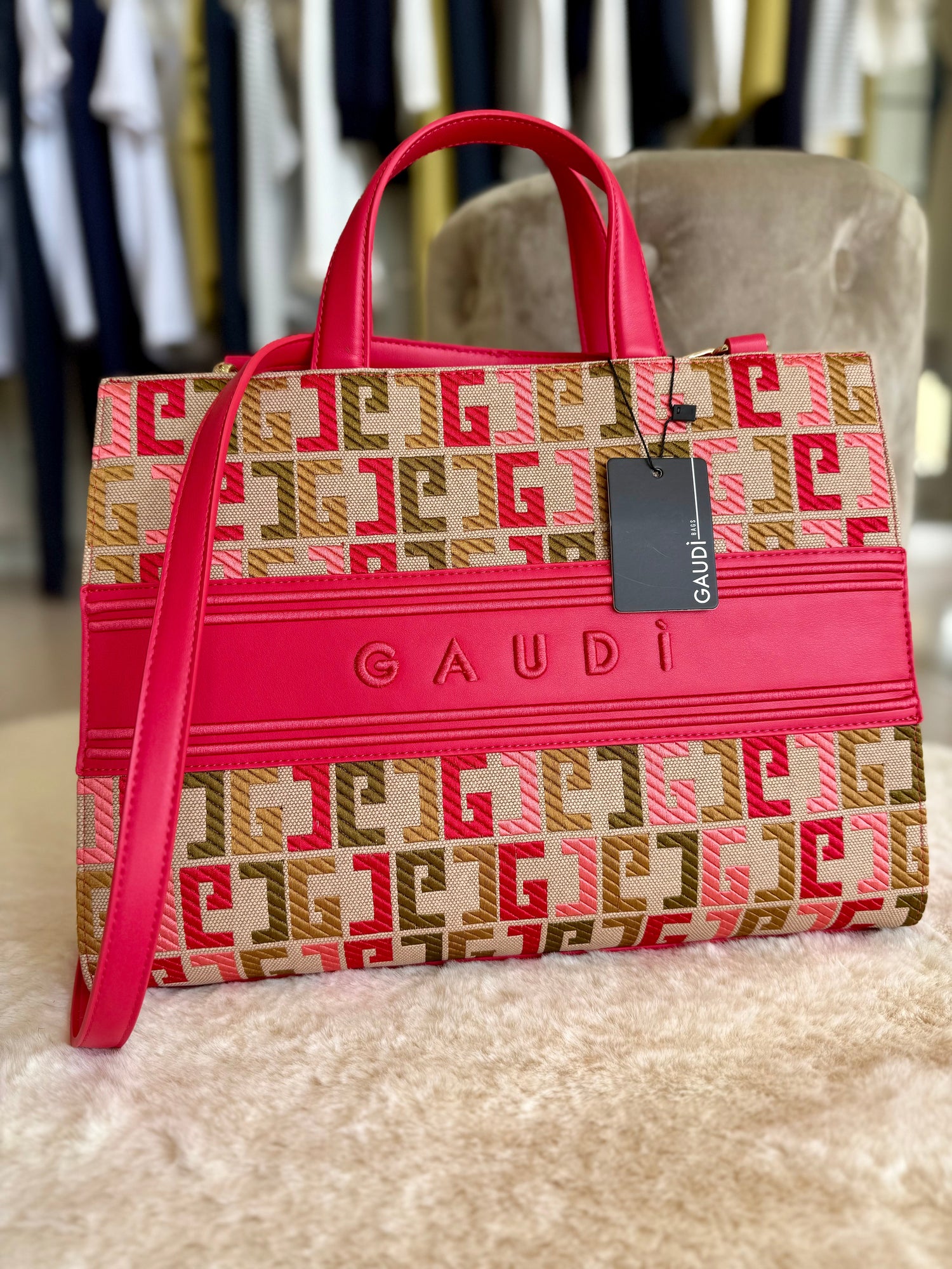 Collezione di eleganti borse Mamì con design floreale e dettagli raffinati, perfette per ogni occasione
