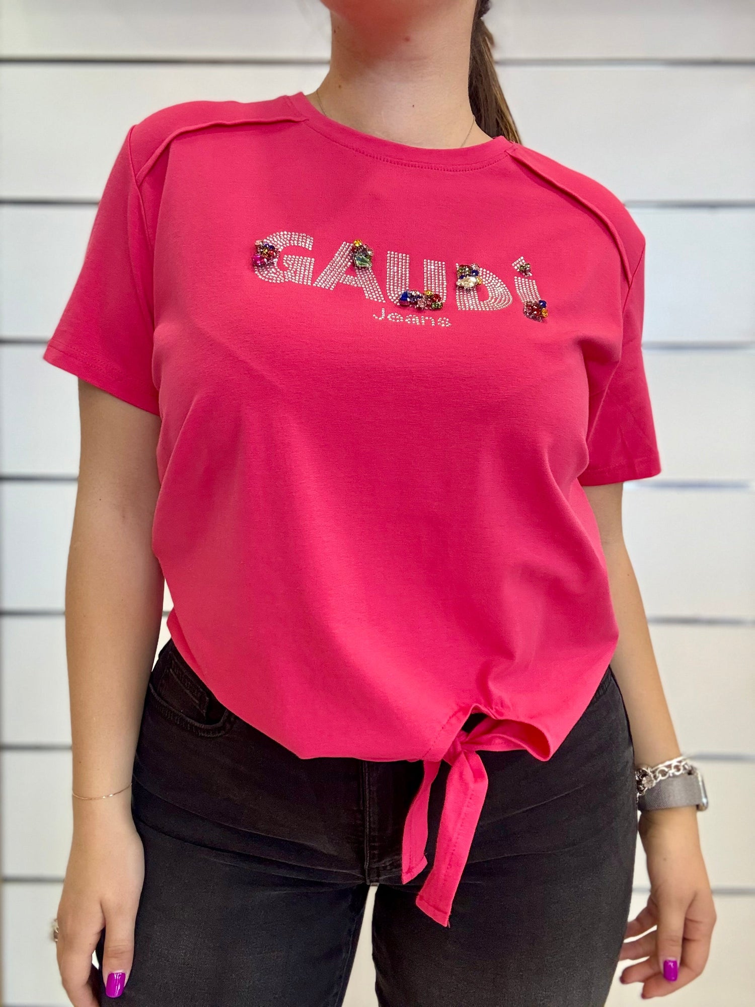 Top elegante a maniche corte con colletto e motivo in rilievo della collezione T-SHIRT E TOP di Mamì