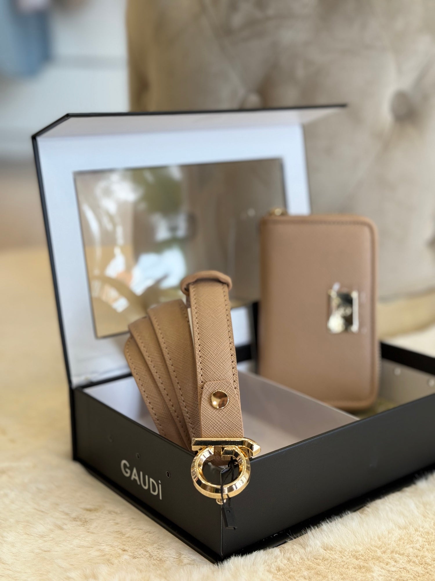 Borsa rossa elegante con catena, parte della collezione ACCESSORI di Mamì per un tocco di classe