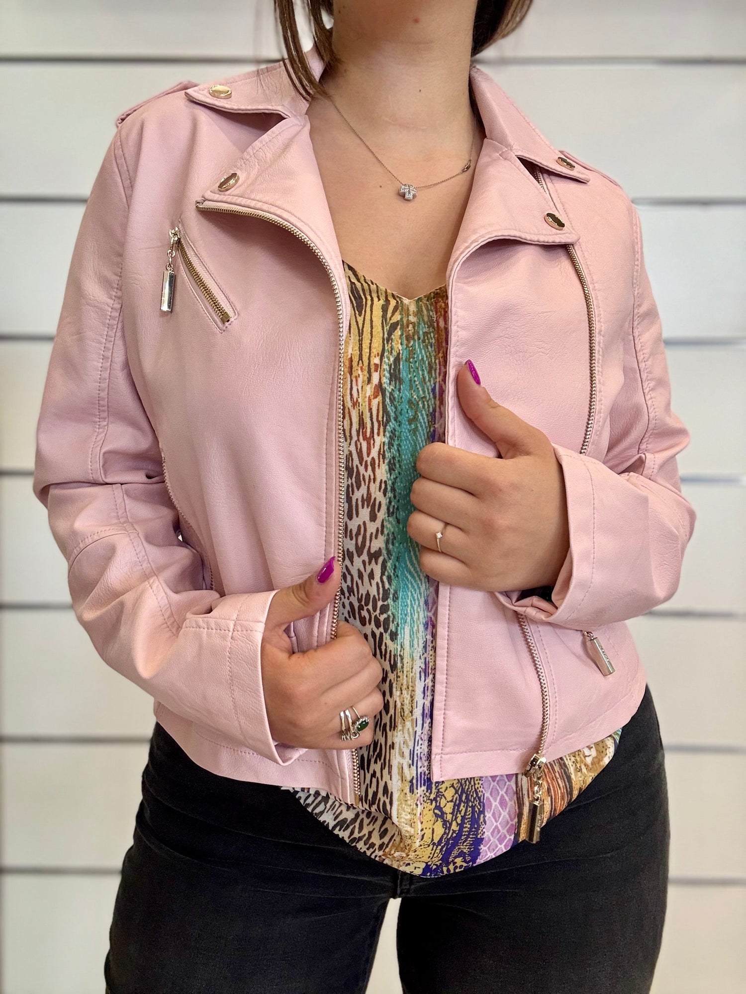 Giaccone di capispalla beige elegante, perfetto per outfit alla moda e occasioni speciali