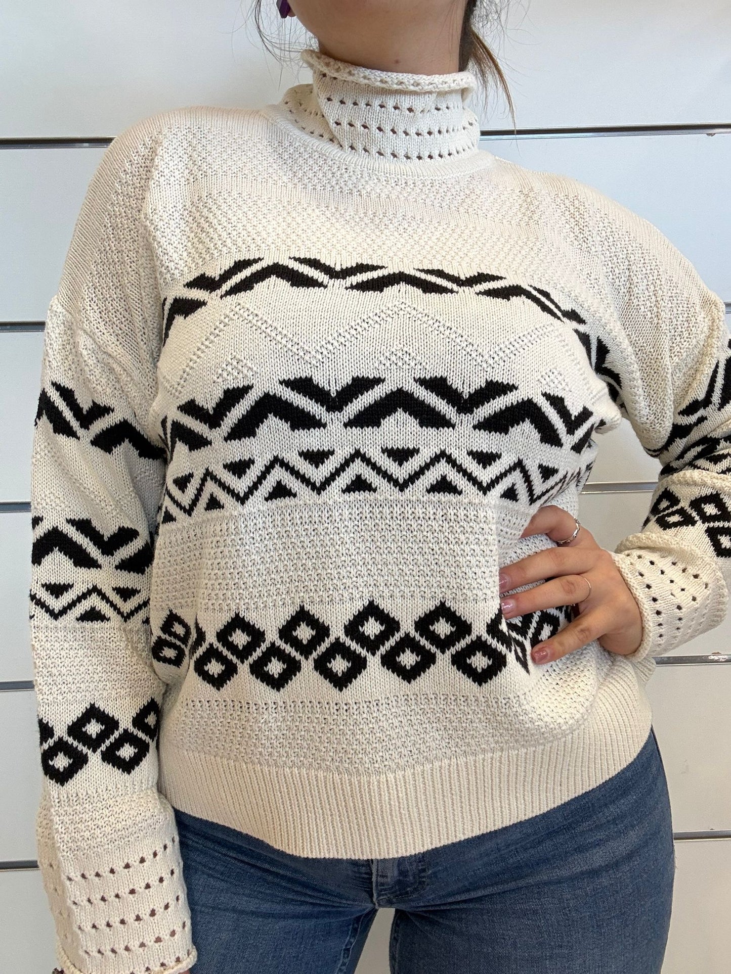 Maglione bianco e nero con motivo natalizio