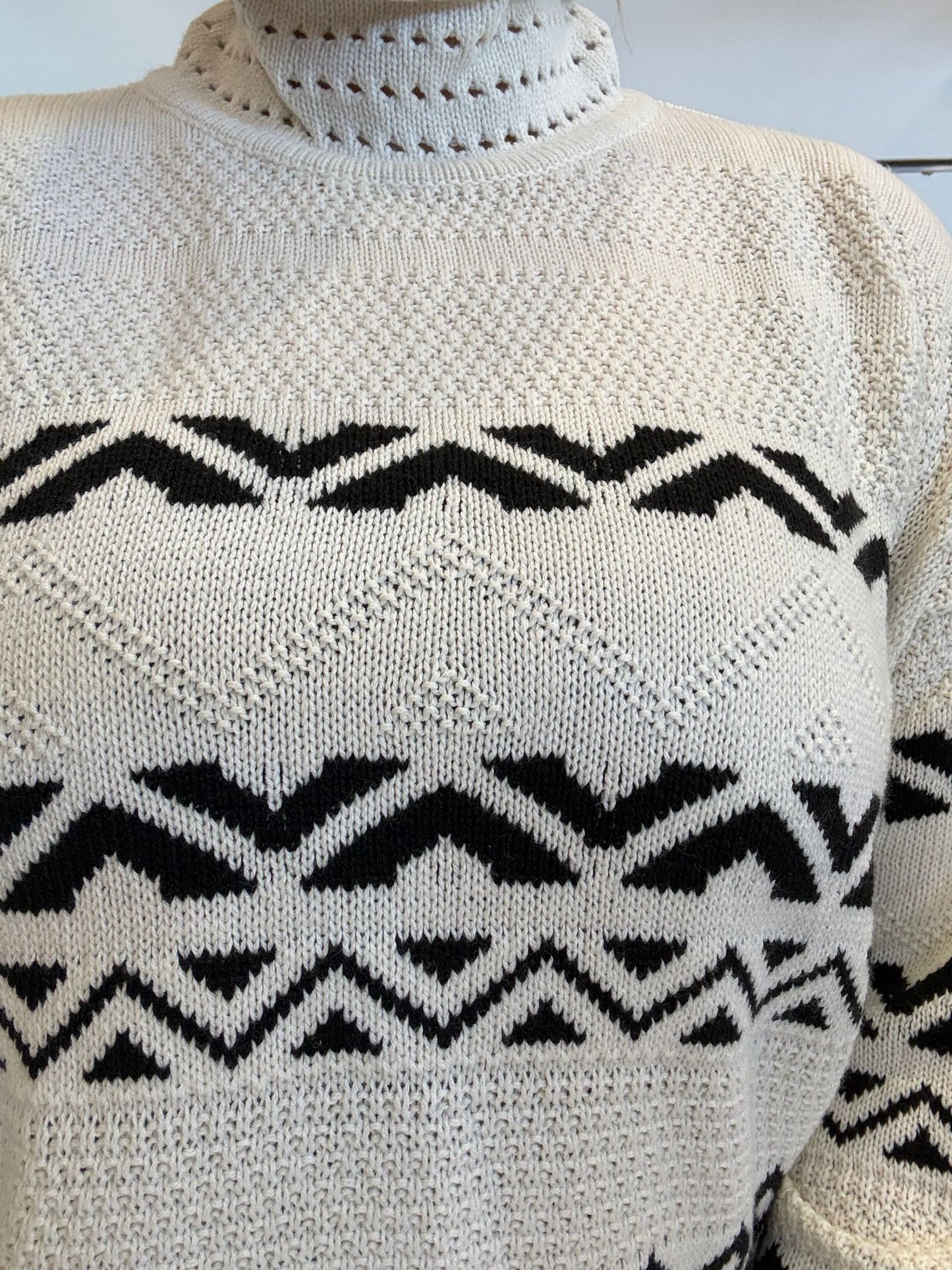 Maglione bianco e nero con motivo natalizio