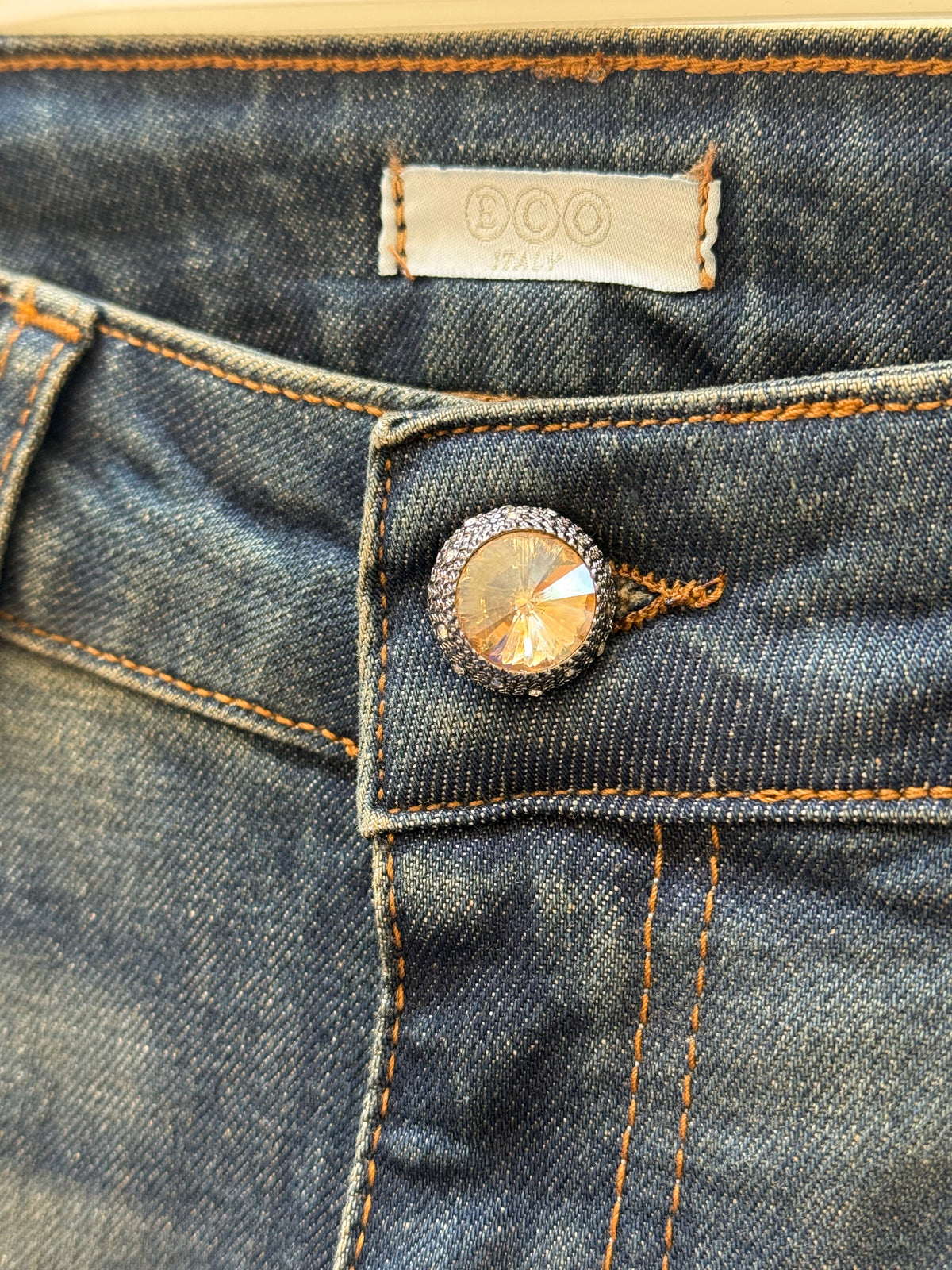 Jeans con bottone gioiello