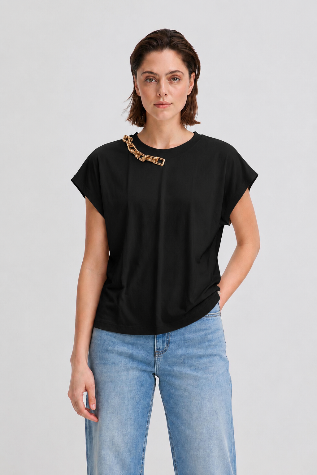T-shirt aderente con catena dorata