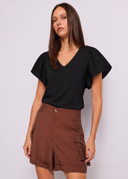 T-shirt nera da donna con scollo a V