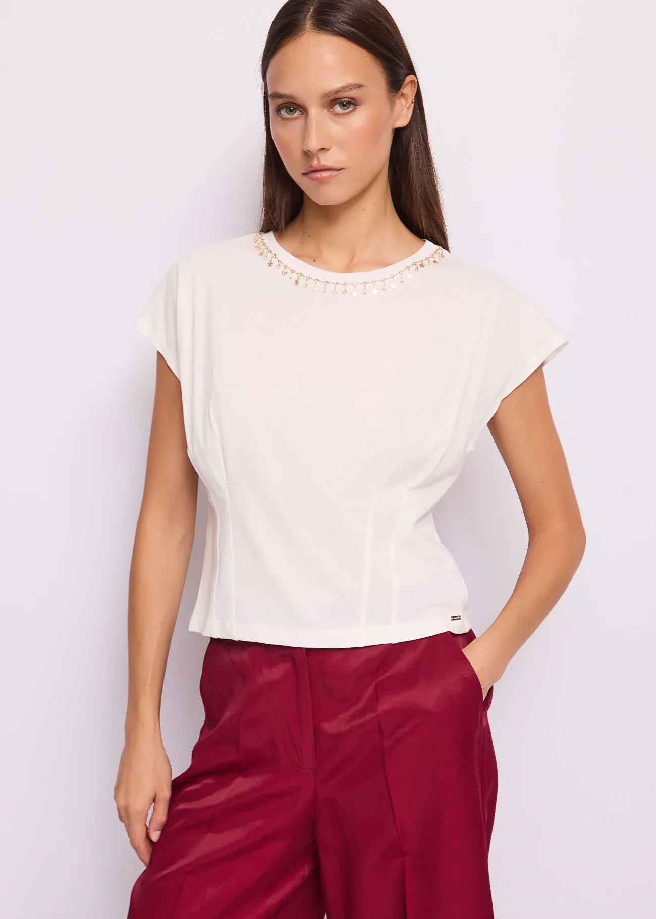 T-shirt bianca da donna con charms