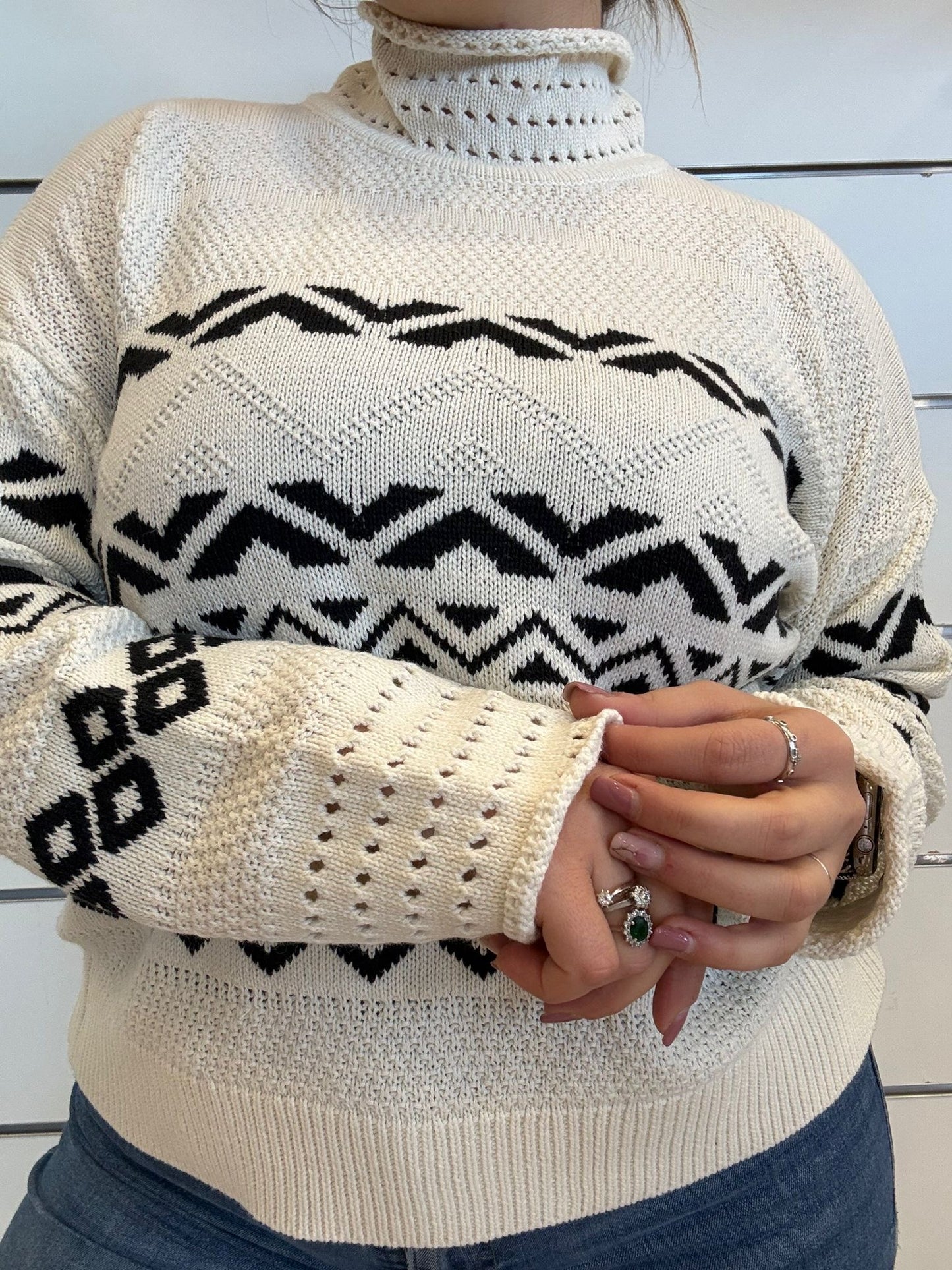 Maglione bianco e nero con motivo natalizio