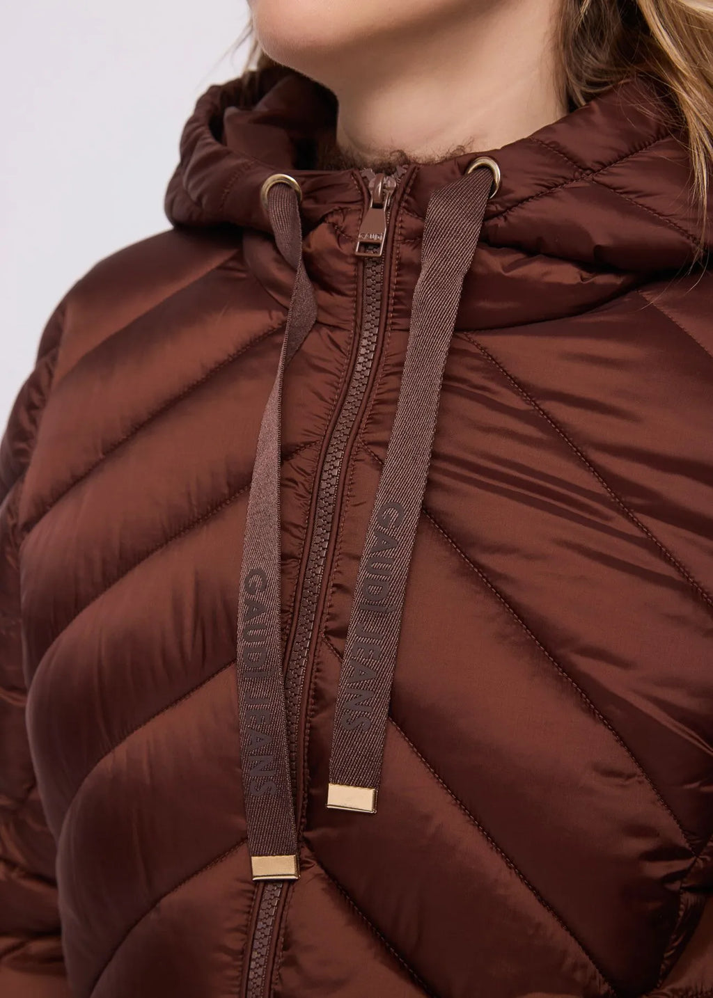 Piumino corto da donna in nylon con cappuccio marrone