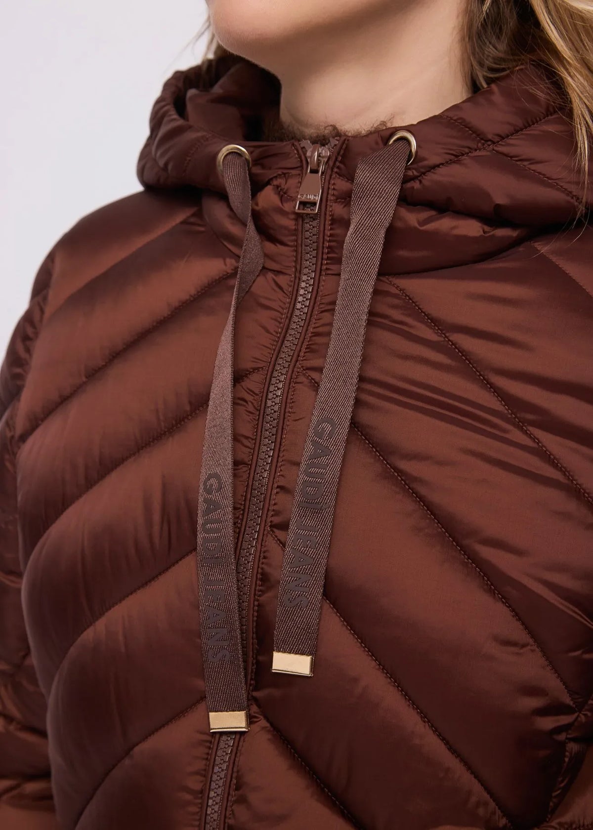 Piumino corto da donna in nylon con cappuccio marrone