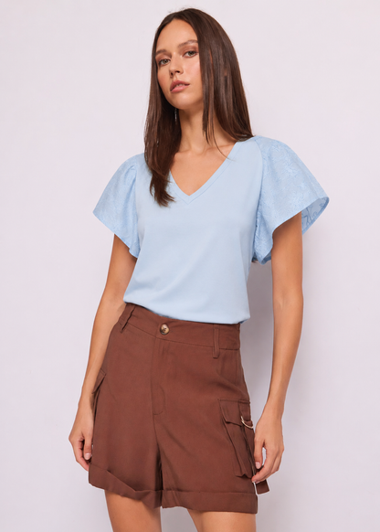T-shirt azzurra da donna con scollo a V