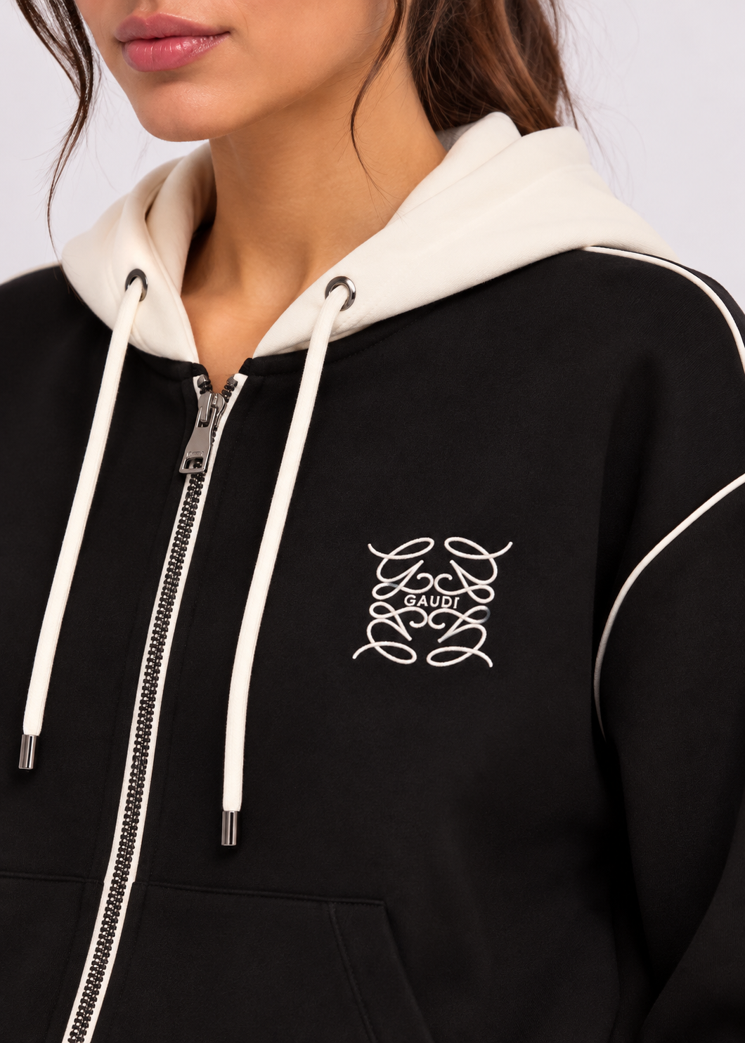 Felpa nera da donna con cappuccio e zip