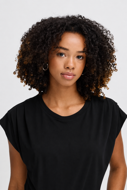 T-shirt nera con pences