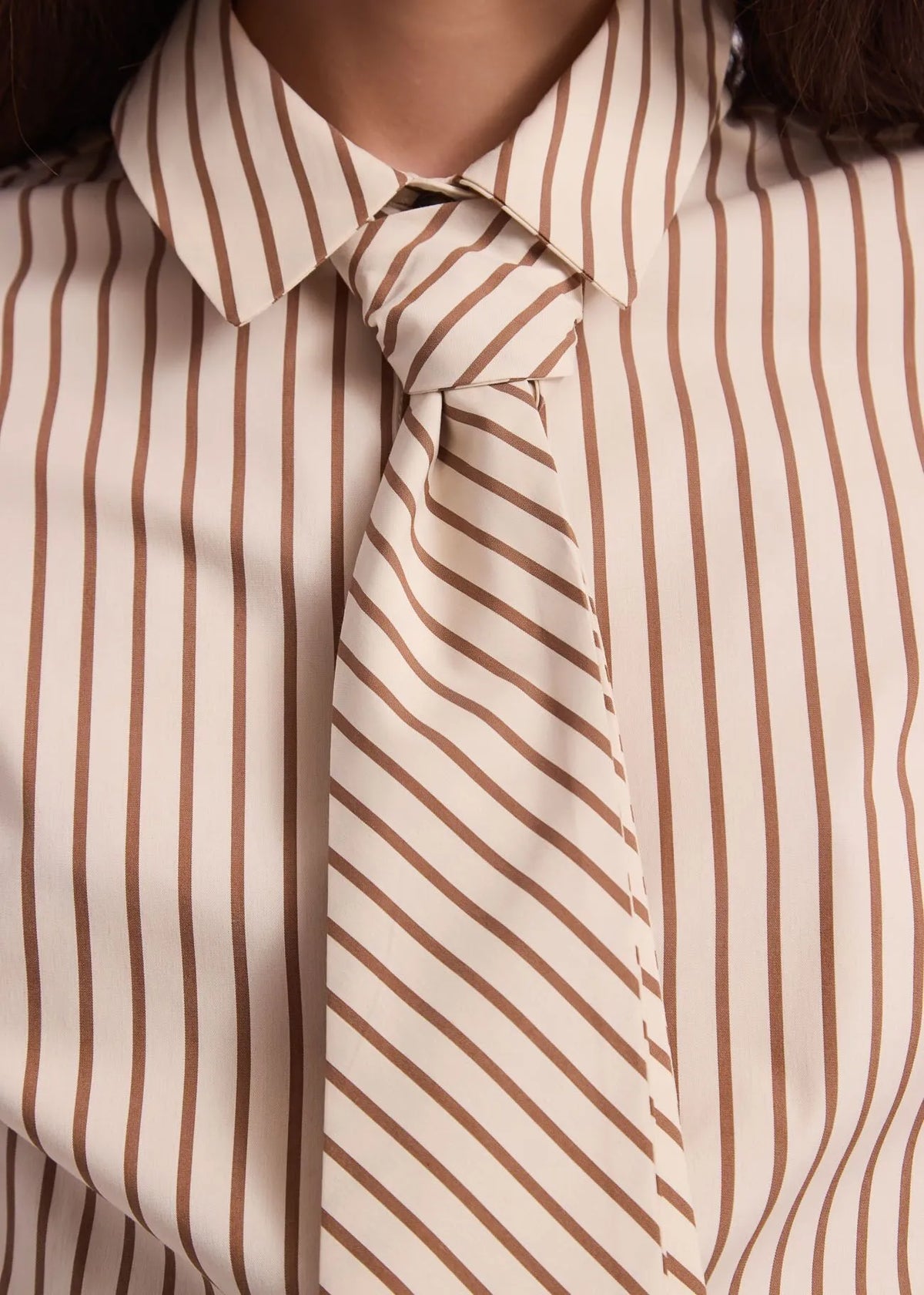 Camicia da donna in popeline con cravatta